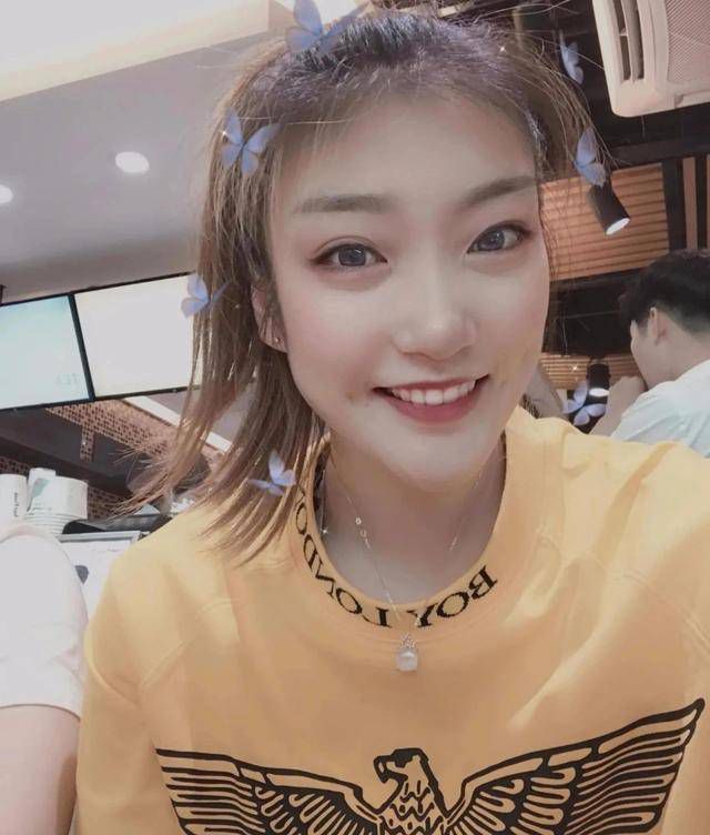 美女张开腿让男人操